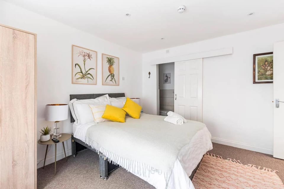 Bed, Photo of the whole room, Bedroom, towels, wardrobe