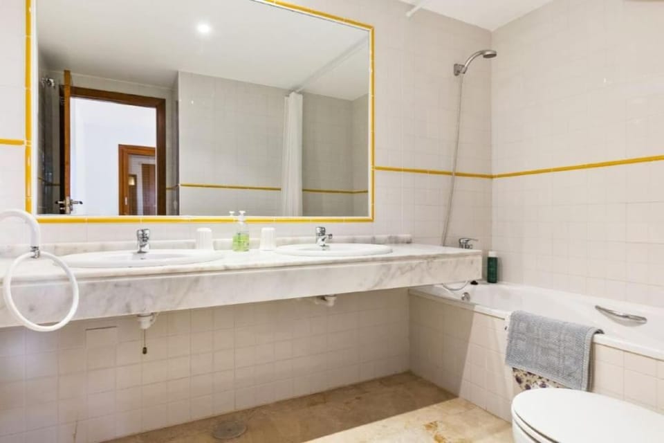 España - PUNTA PRIMA Torrevieja Orihuela Costa - large apartment for 6-people 85m2 and terrace 40m2 central air conditioning Wi-Fi living room kitchen 2 bedrooms 2 bathrooms 3 swimming pools parking security to the sea 200m only 40 min to the airport Apartment in Vega Baja del Segura