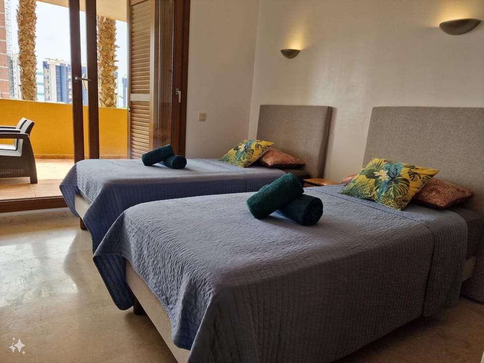 España - PUNTA PRIMA Torrevieja Orihuela Costa - large apartment for 6-people 85m2 and terrace 40m2 central air conditioning Wi-Fi living room kitchen 2 bedrooms 2 bathrooms 3 swimming pools parking security to the sea 200m only 40 min to the airport Apartment in Vega Baja del Segura