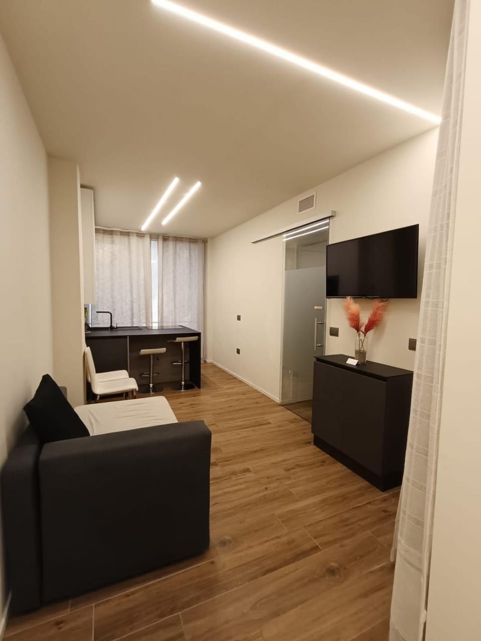 TV and multimedia, hair dresser