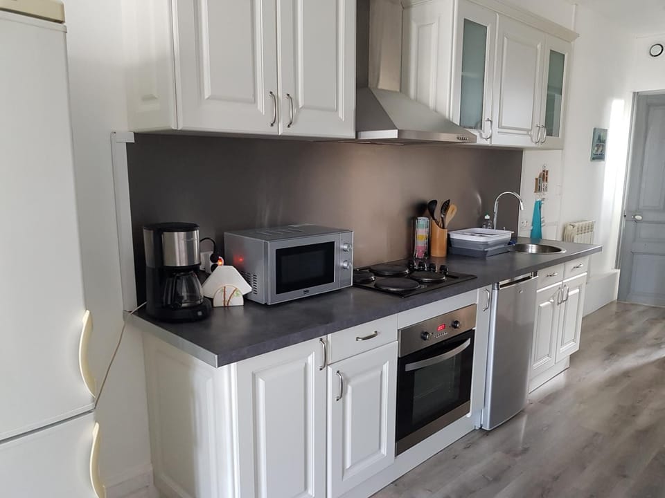 Coffee/tea facilities, microwave, stove, kitchen