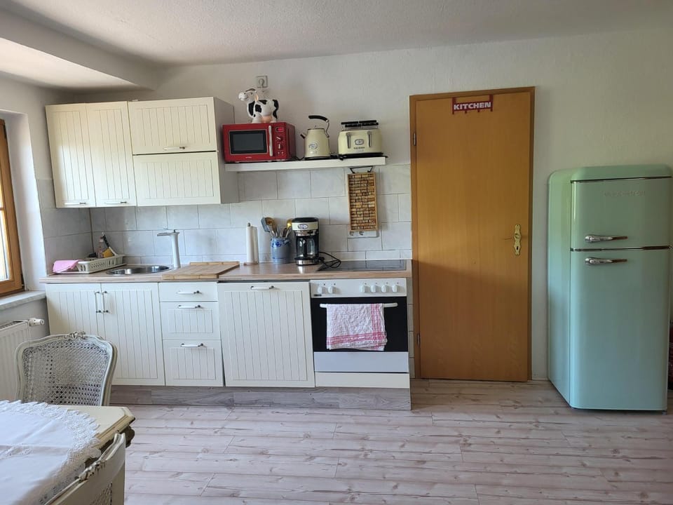 Coffee/tea facilities, Kitchen or kitchenette, dishwasher, oven, stove, toaster