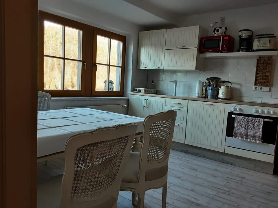 Coffee/tea facilities, Kitchen or kitchenette, Dining area, dishwasher, oven, stove, toaster