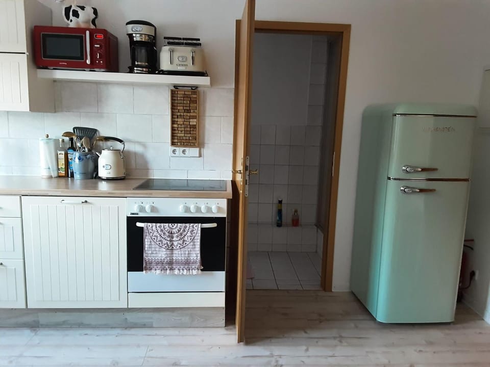 Coffee/tea facilities, Kitchen or kitchenette, oven, stove, toaster