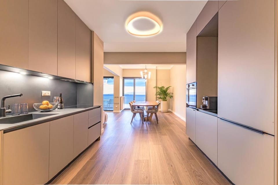 Coffee/tea facilities, Kitchen or kitchenette, Dining area, dishwasher, stove