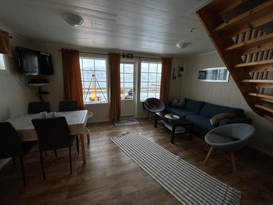 TV and multimedia, Living room, Seating area, Dining area