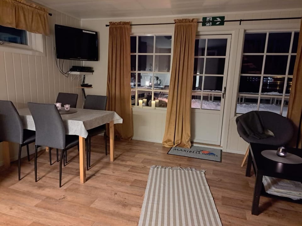 TV and multimedia, Living room, Seating area, Dining area
