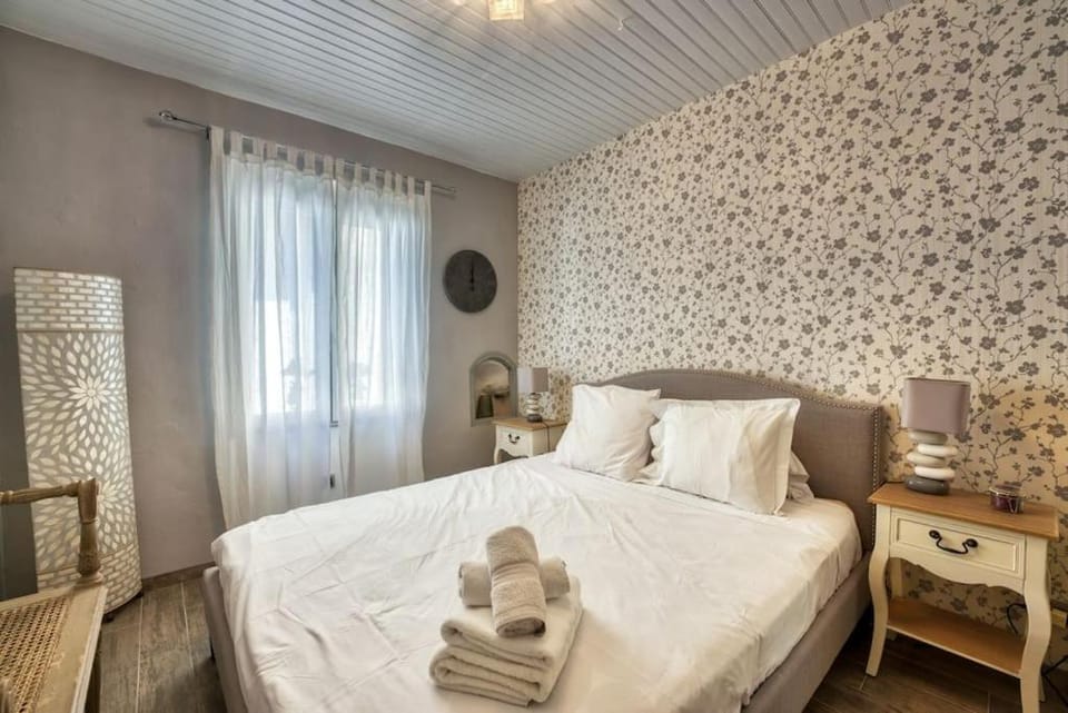 Bed, Bedroom, towels
