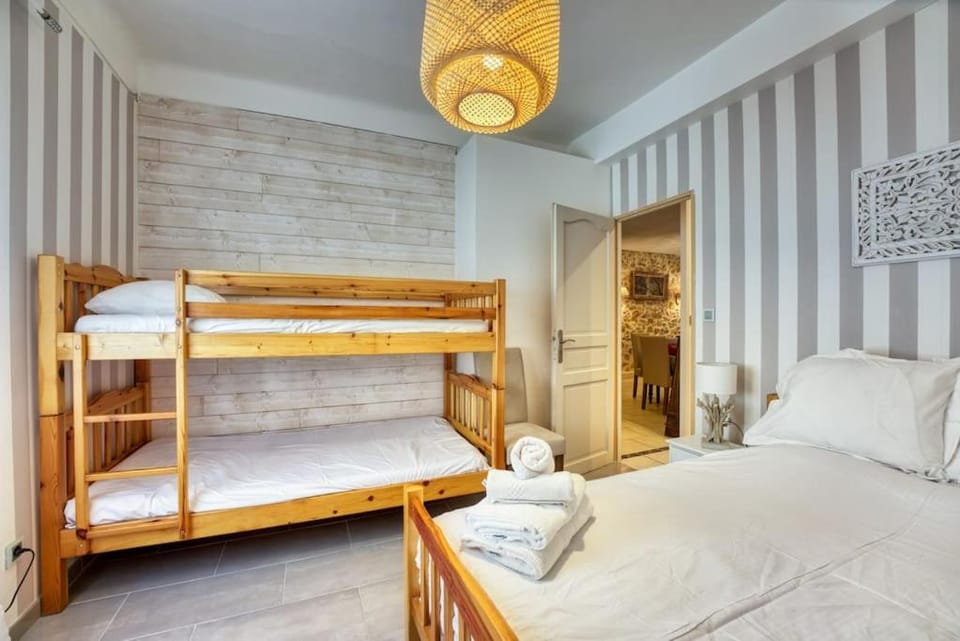Bed, Photo of the whole room, Bedroom, bunk bed, towels