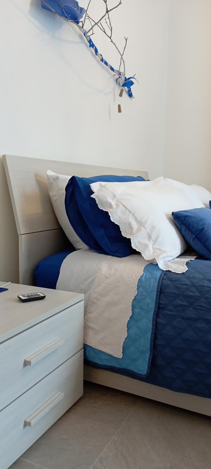 Bed, Photo of the whole room, Decorative detail, Decorative detail, Bedroom