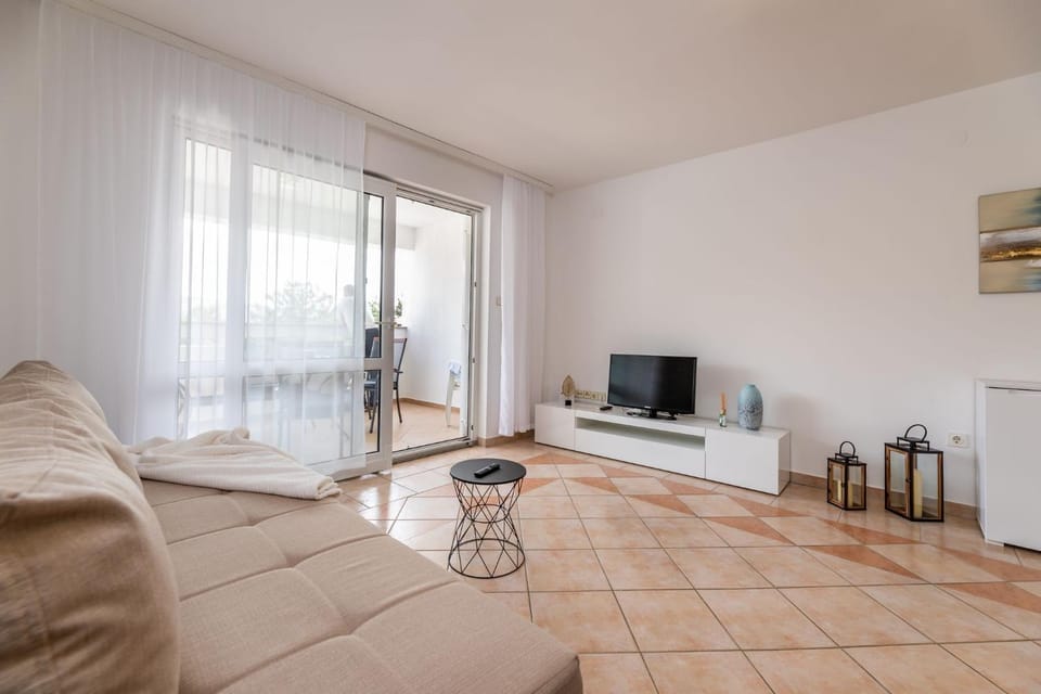 TV and multimedia, Kitchen or kitchenette, Living room, Seating area