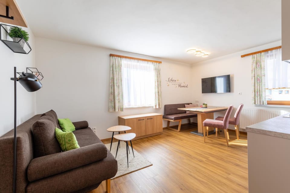 Kitchen or kitchenette, Seating area, Dining area