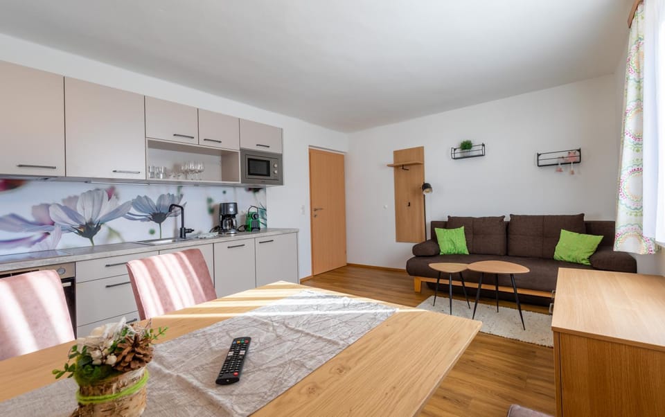 Kitchen or kitchenette, Seating area, Dining area