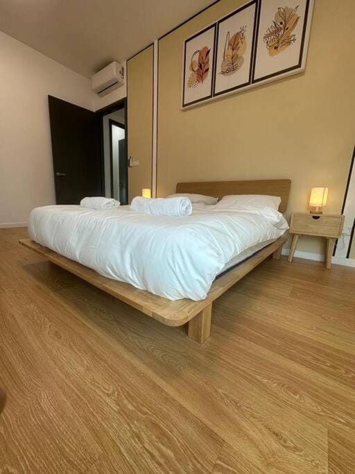 Bed, Bedroom, towels