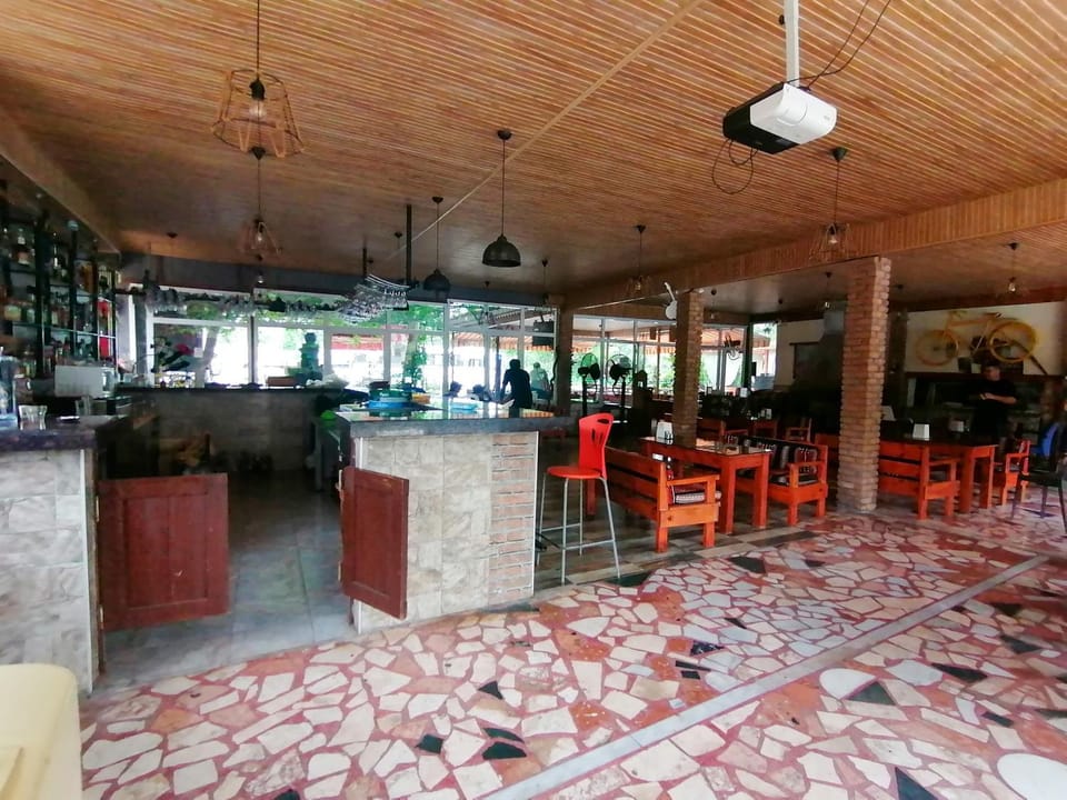 Restaurant/places to eat, Lounge or bar