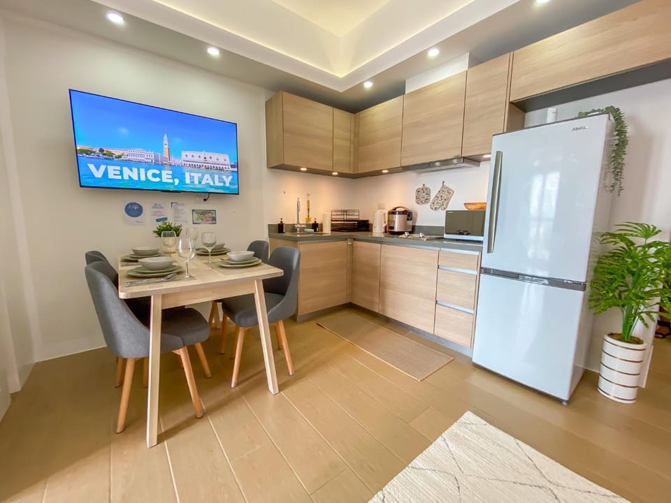 TV and multimedia, Kitchen or kitchenette, Dining area, minibar, stove