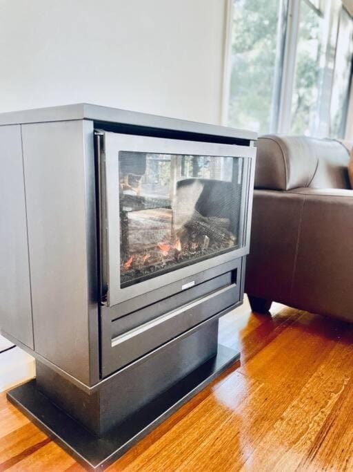 Whispering Gums - Ocean Views, Pet Friendly, EV UNIT 7kW for electric cars, Sleeps 7 House in Lorne