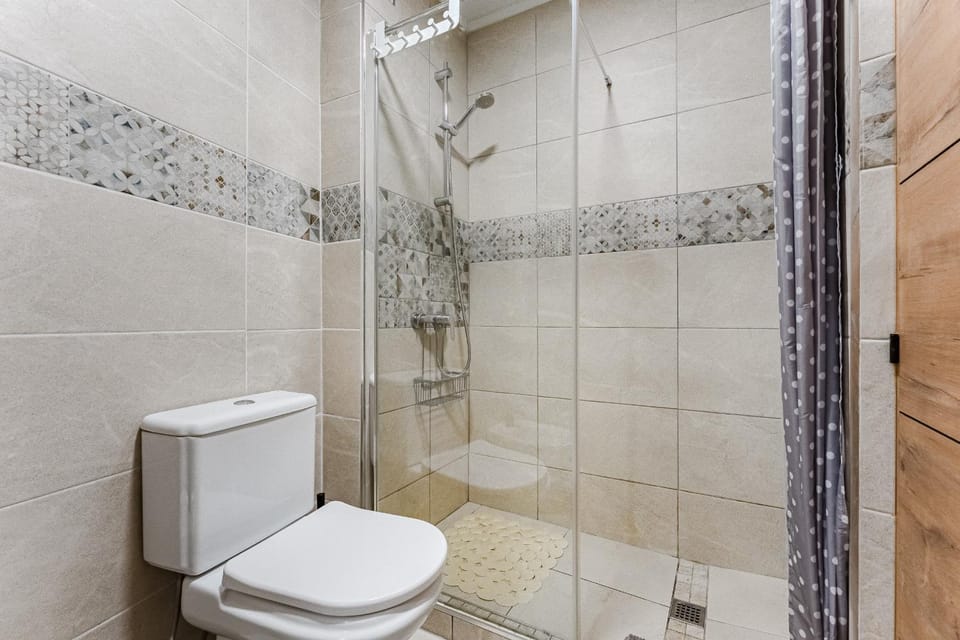 Shower, Toilet
