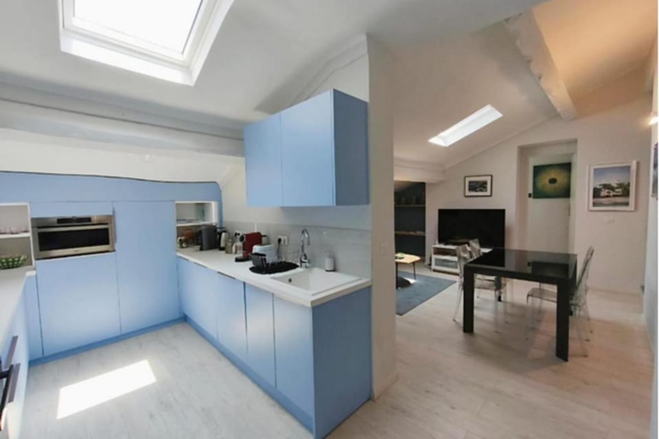 TV and multimedia, Kitchen or kitchenette, Dining area, stove