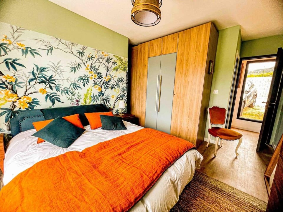 Bed, Photo of the whole room, Bedroom, wardrobe