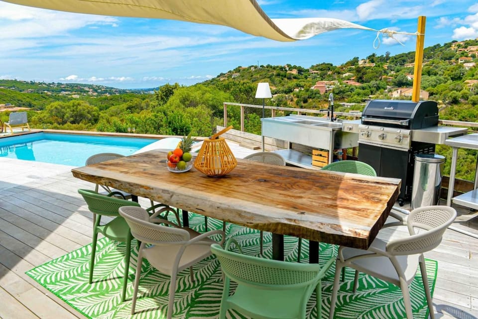 Natural landscape, BBQ facilities, View (from property/room), Balcony/Terrace, Dining area, Mountain view, Pool view, Swimming pool, sunbed