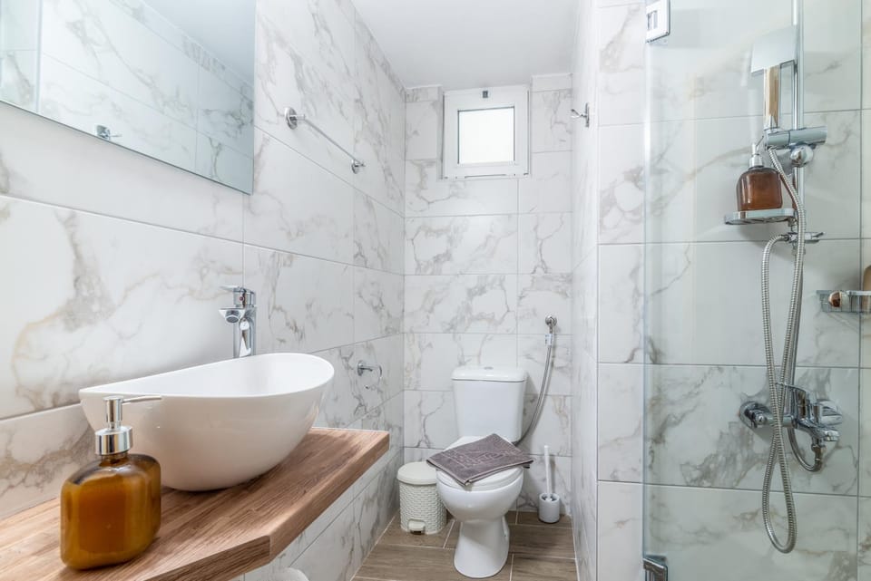 Shower, Toilet, Bathroom, towels
