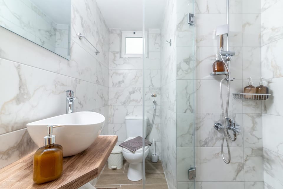 Shower, Toilet, Bathroom, towels