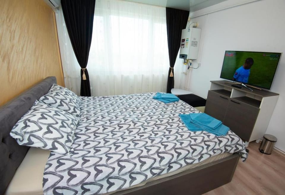 Communal lounge/ TV room, Bed, TV and multimedia, Photo of the whole room, Evening entertainment, Bedroom, hair dresser