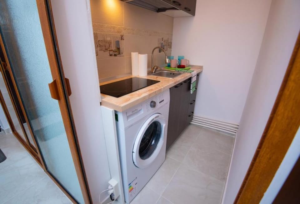Kitchen or kitchenette, washing machine