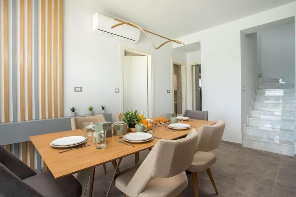 Living room, Dining area, air conditioner