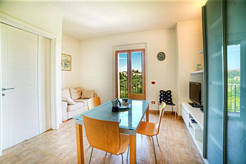 Kitchen or kitchenette, Living room, Seating area, Dining area