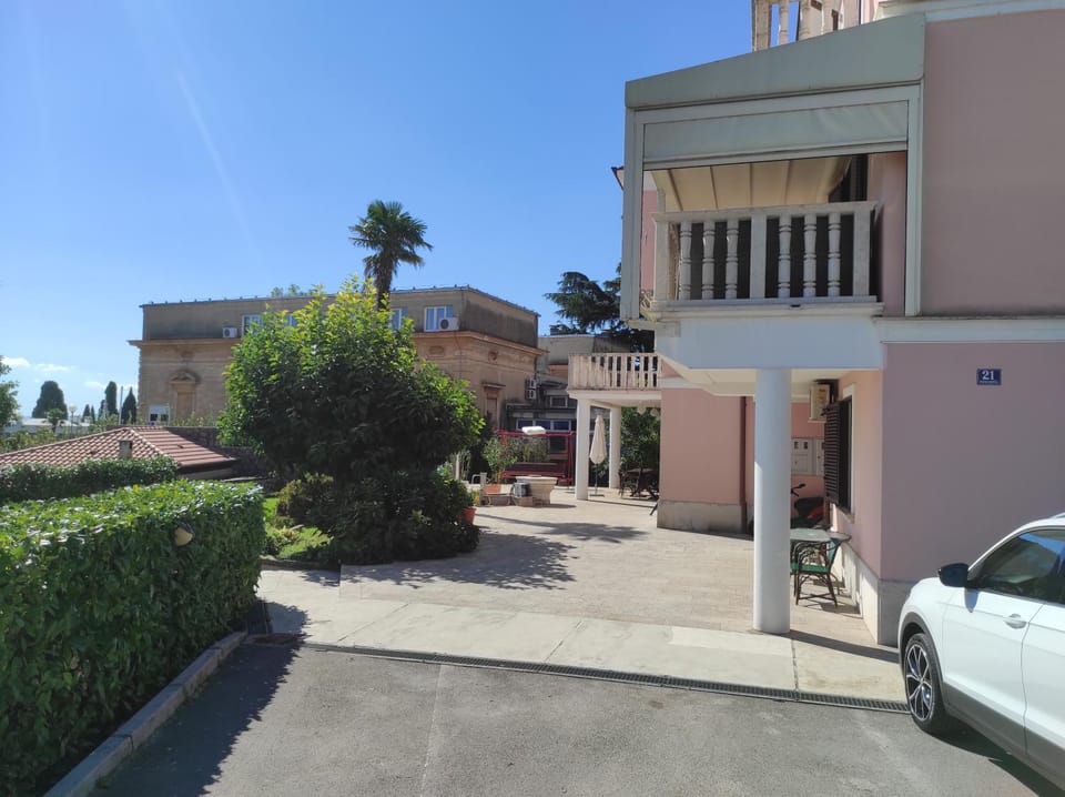 Property building, Neighbourhood, Parking