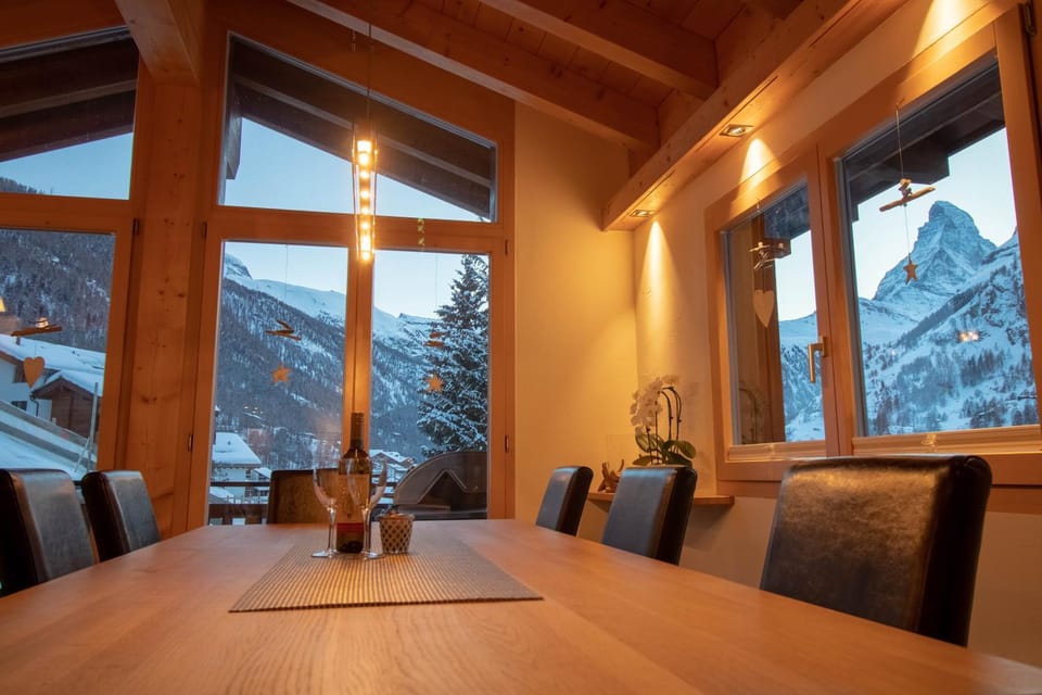 Seating area, Dining area, Mountain view