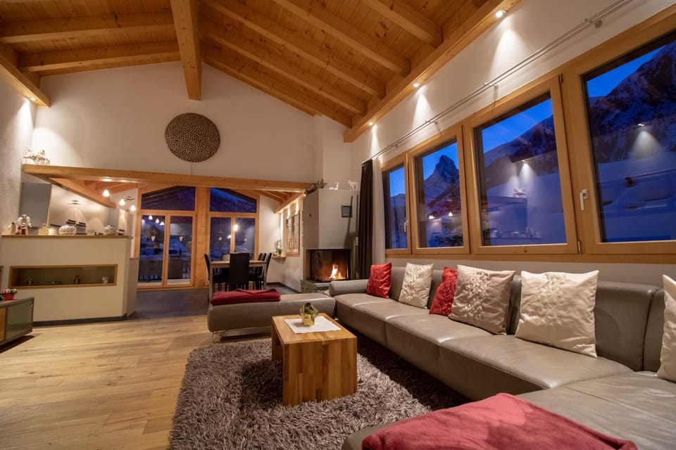 Living room, Dining area, Mountain view