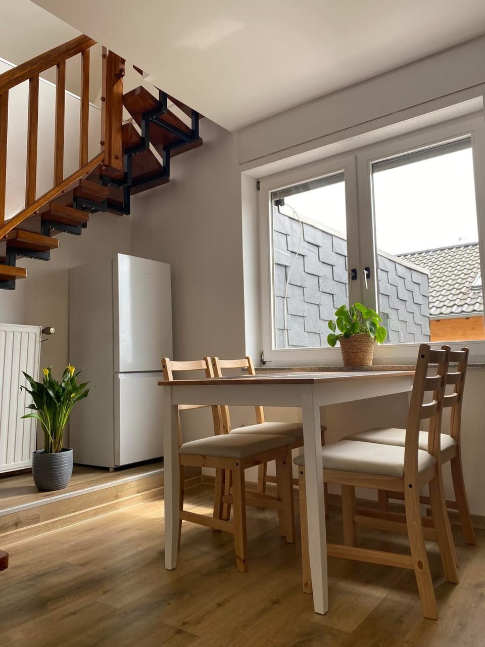 Kitchen or kitchenette, Seating area, Dining area