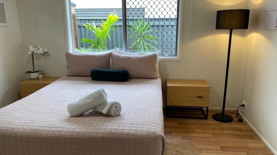 Bed, Bedroom, towels