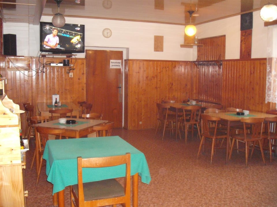 Restaurant/places to eat, TV and multimedia