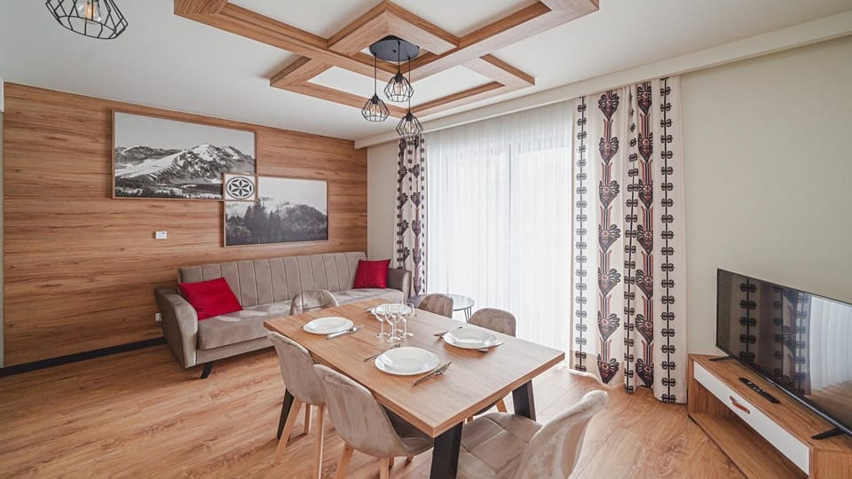 TV and multimedia, Living room, Seating area, Dining area