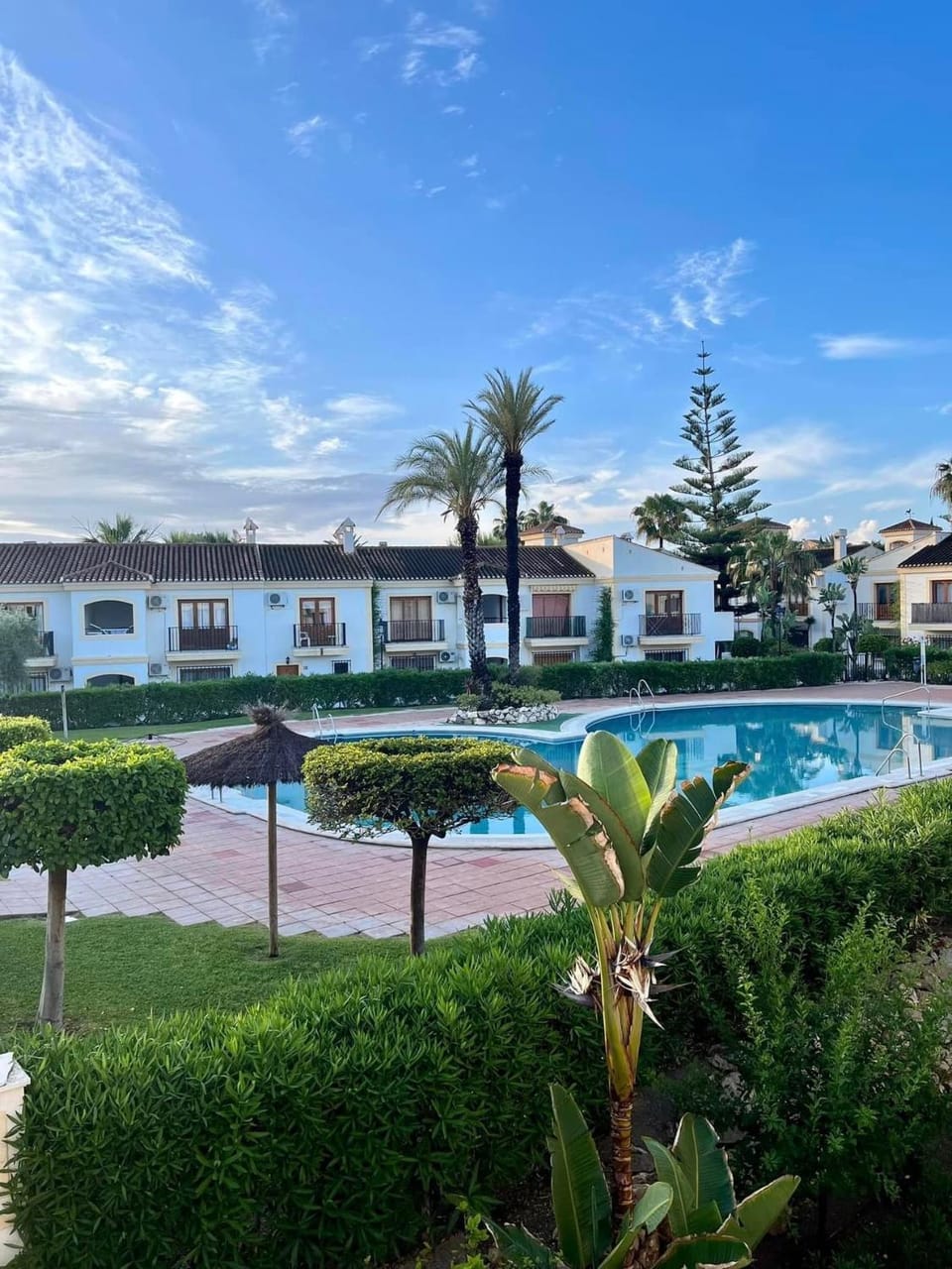 Property building, Swimming pool, sunbed