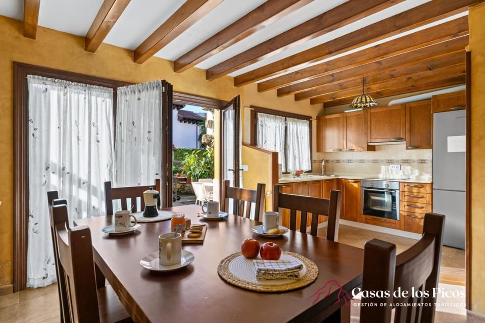 Kitchen or kitchenette, Dining area, stove, toaster