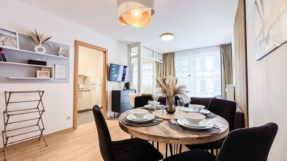 Coffee/tea facilities, Living room, Seating area, Dining area