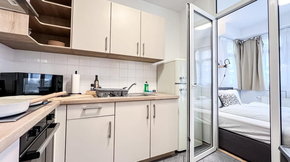 Kitchen or kitchenette, oven, stove