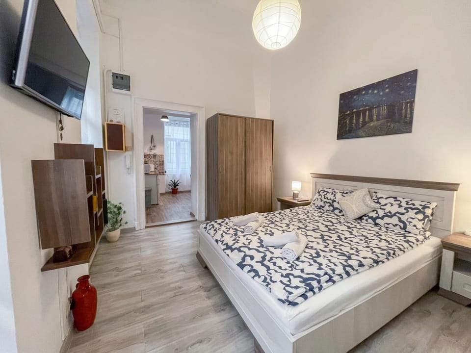 Bed, TV and multimedia, Photo of the whole room, Bedroom, towels, wardrobe