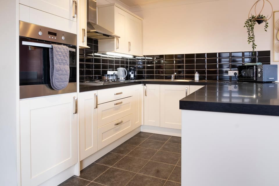 oven, pet friendly, stove, washing machine, kitchen