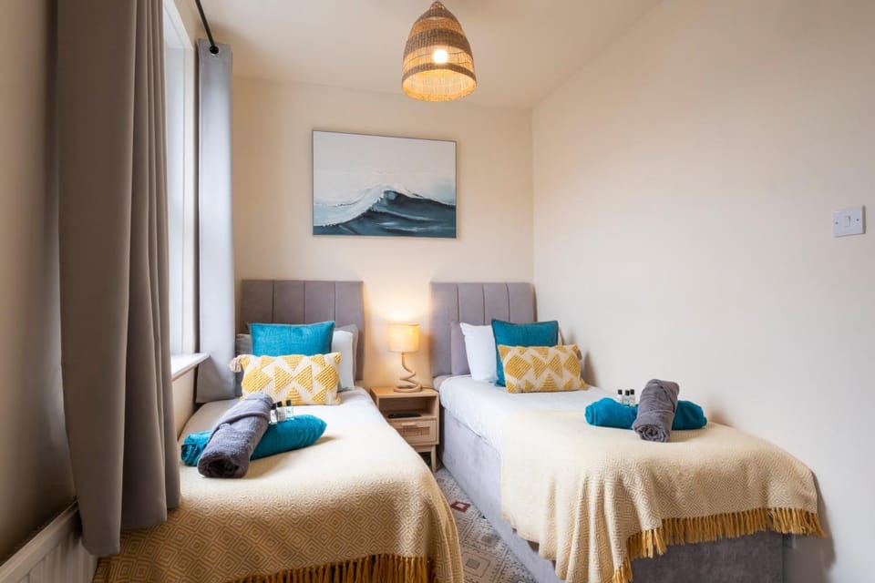 Bed, TV and multimedia, Bedroom