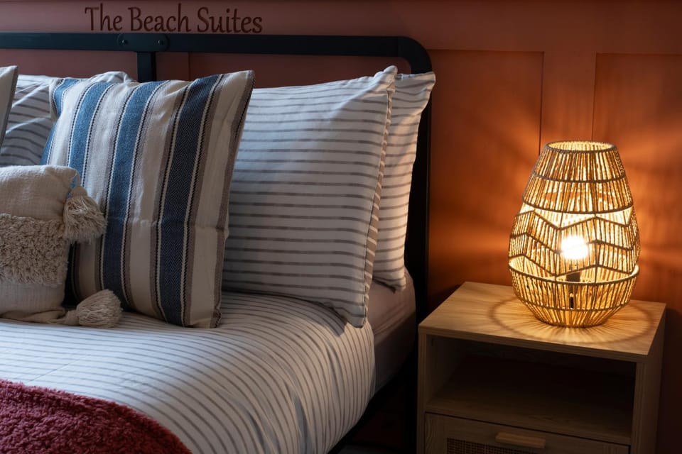 Bed, TV and multimedia, Bedroom