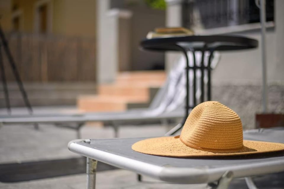 Patio, Day, sunbed