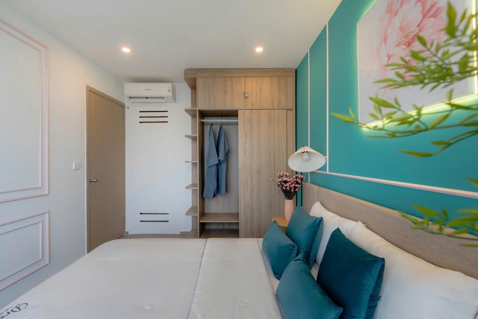Photo of the whole room, wardrobe, air conditioner
