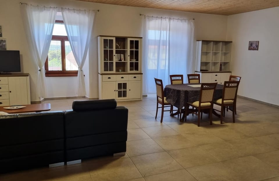 Kitchen or kitchenette, Living room, Seating area, Dining area