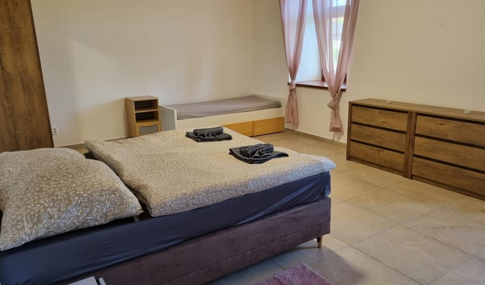 Bed, Photo of the whole room, Bedroom, towels